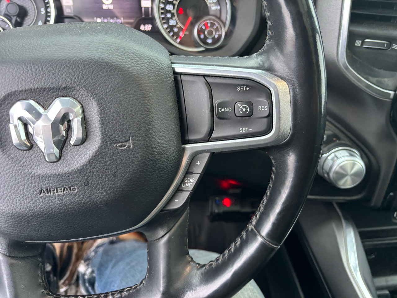 RAM 1500 Laramie 4x4 Crew Cab 5'7" Box 2020