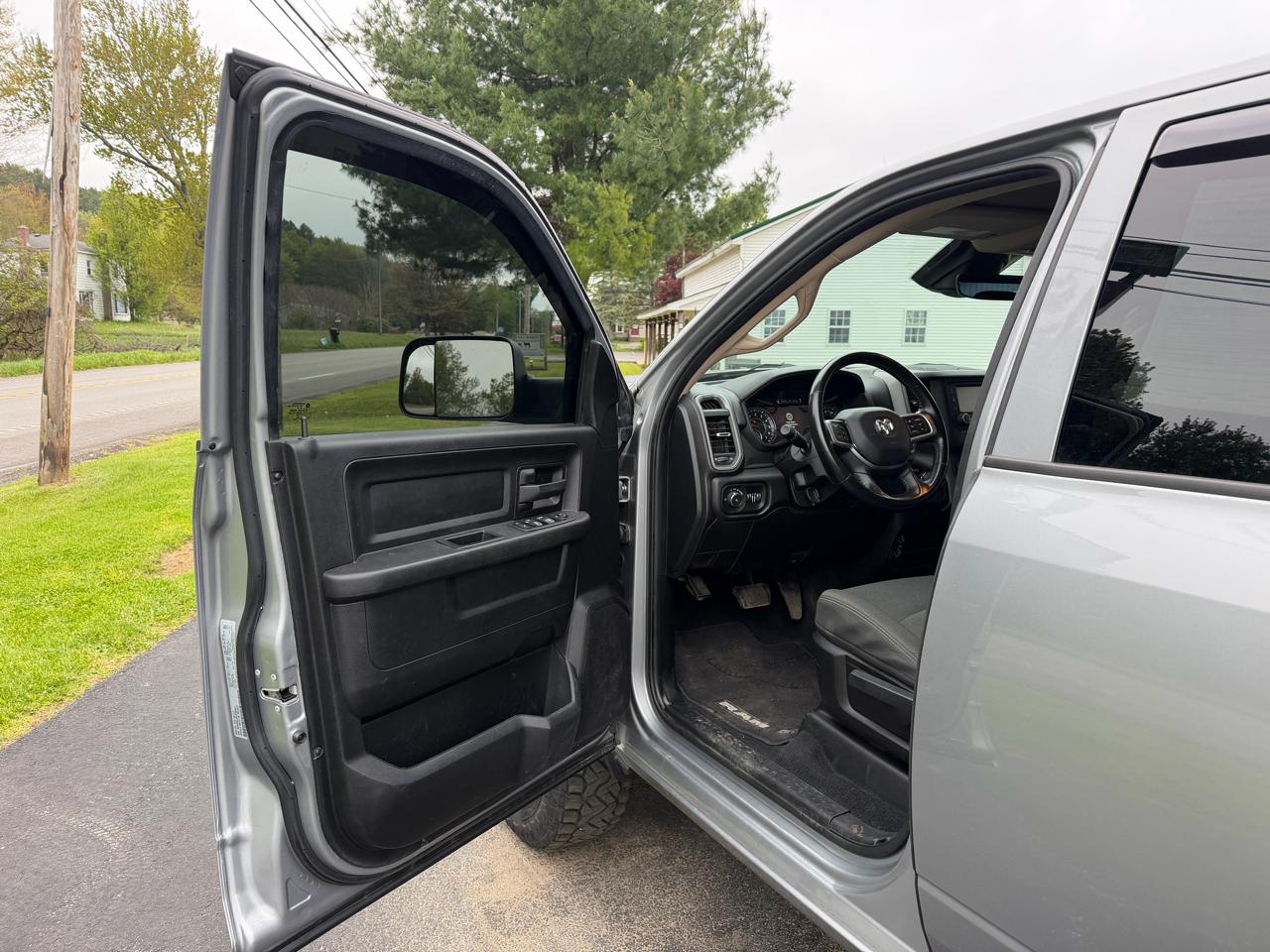RAM 2500 Tradesman 4x4 Crew Cab 6'4" Box 2020