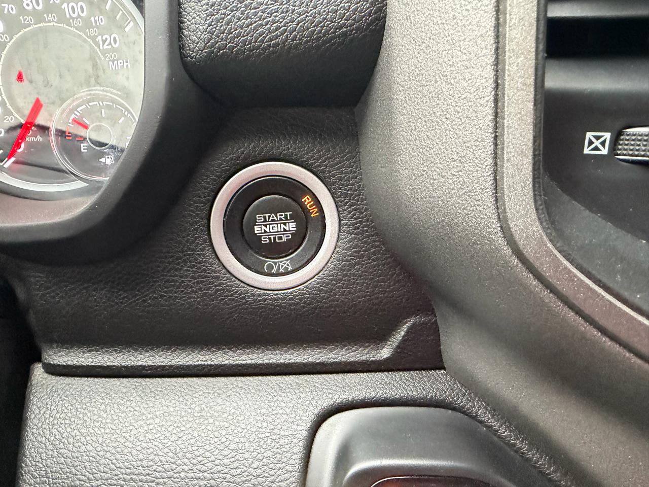 RAM 2500 Tradesman 4x4 Crew Cab 6'4" Box 2020
