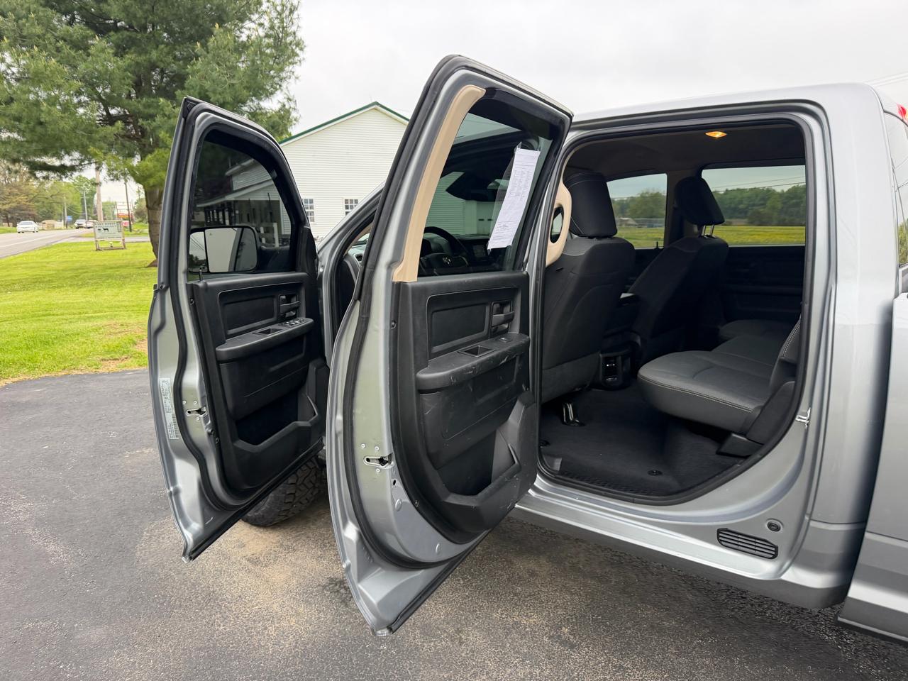 RAM 2500 Tradesman 4x4 Crew Cab 6'4" Box 2020
