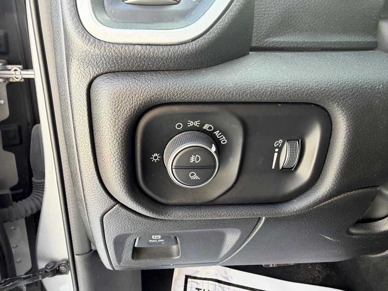 RAM 1500 Big Horn 4x4 Crew Cab 5'7" Box 2023