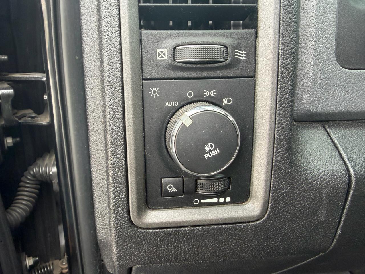 RAM 1500 4WD Crew Cab 140.5" Express 2014