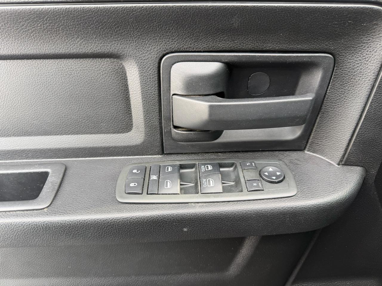 RAM 1500 4WD Crew Cab 140.5" Express 2014