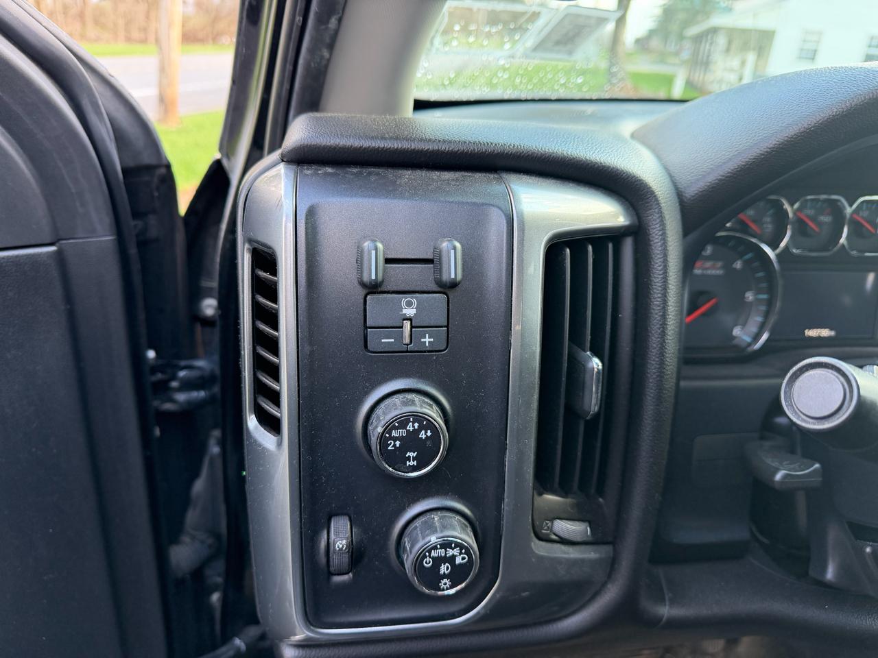 Chevrolet Silverado 1500 4WD Crew Cab 143.5" LT w/2LT 2015