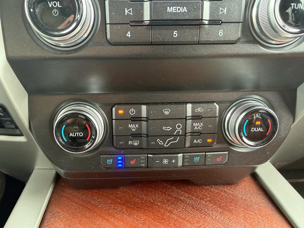 Ford Super Duty F-450 DRW King Ranch 4WD Crew Cab 8' Box 2019