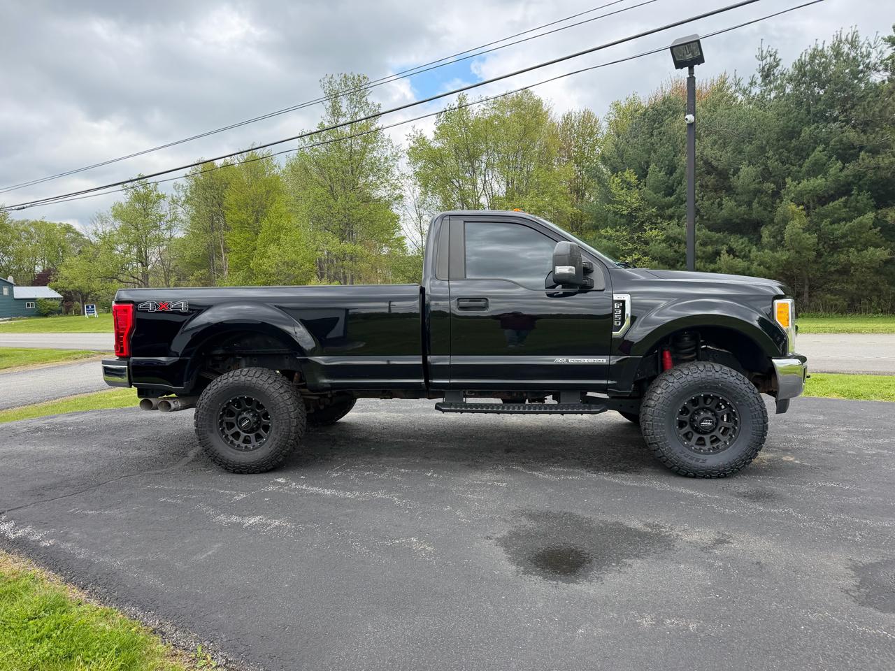 Ford Super Duty F-350 SRW XLT 4WD Reg Cab 8' Box 2017