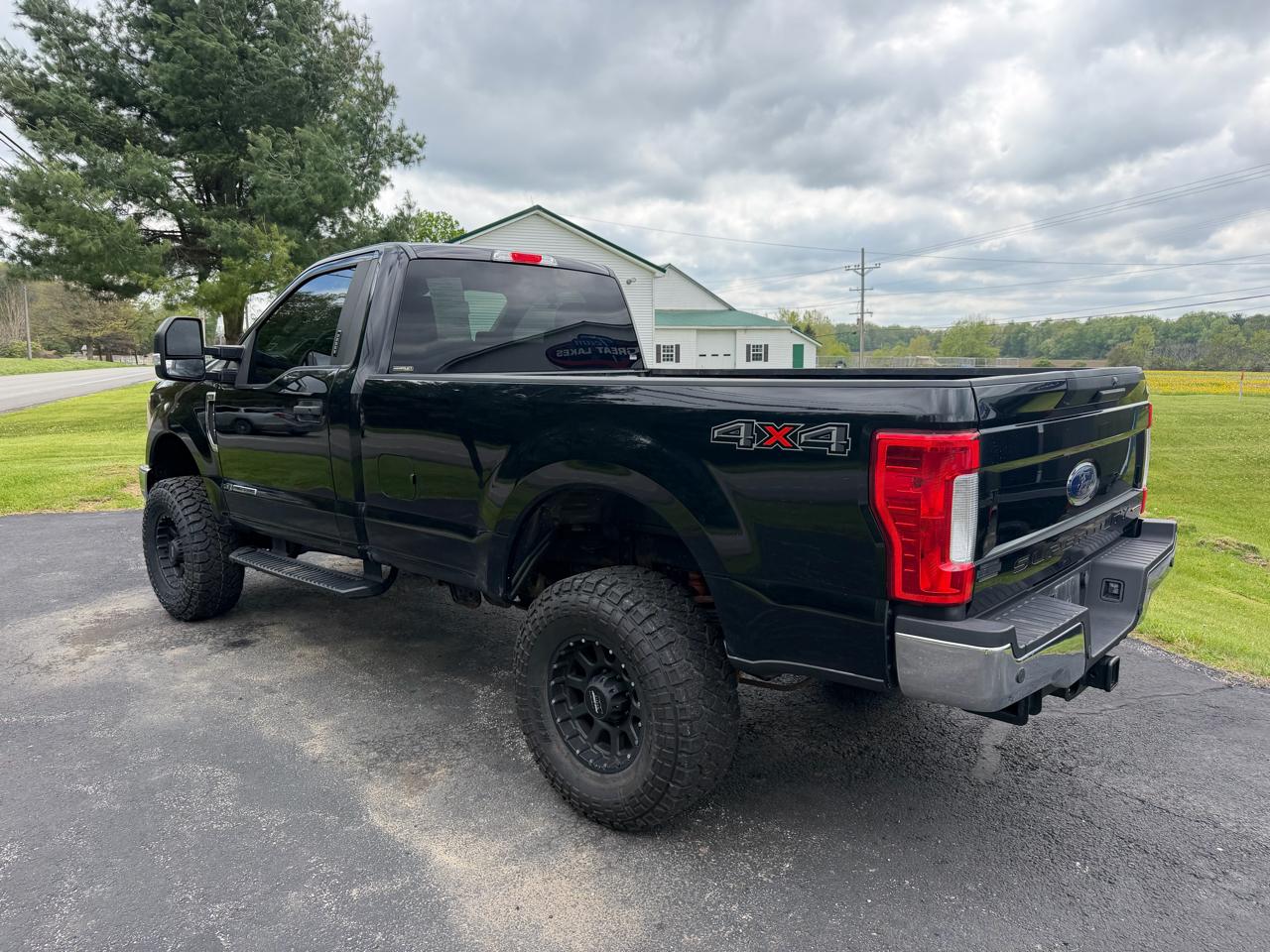 Ford Super Duty F-350 SRW XLT 4WD Reg Cab 8' Box 2017