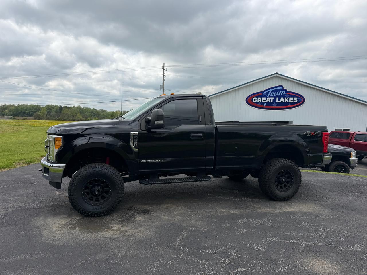 Ford Super Duty F-350 SRW XLT 4WD Reg Cab 8' Box 2017