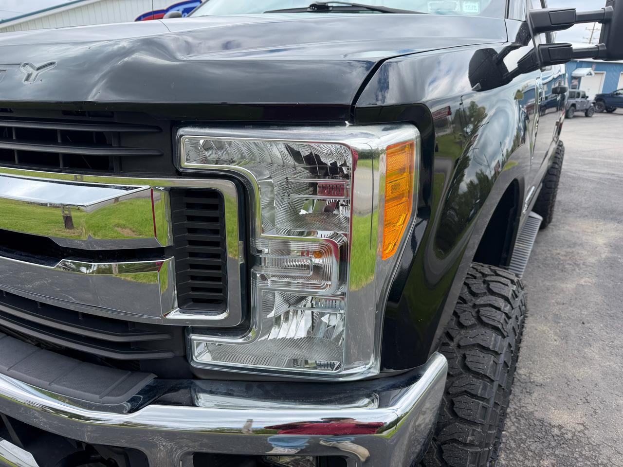 Ford Super Duty F-350 SRW XLT 4WD Reg Cab 8' Box 2017
