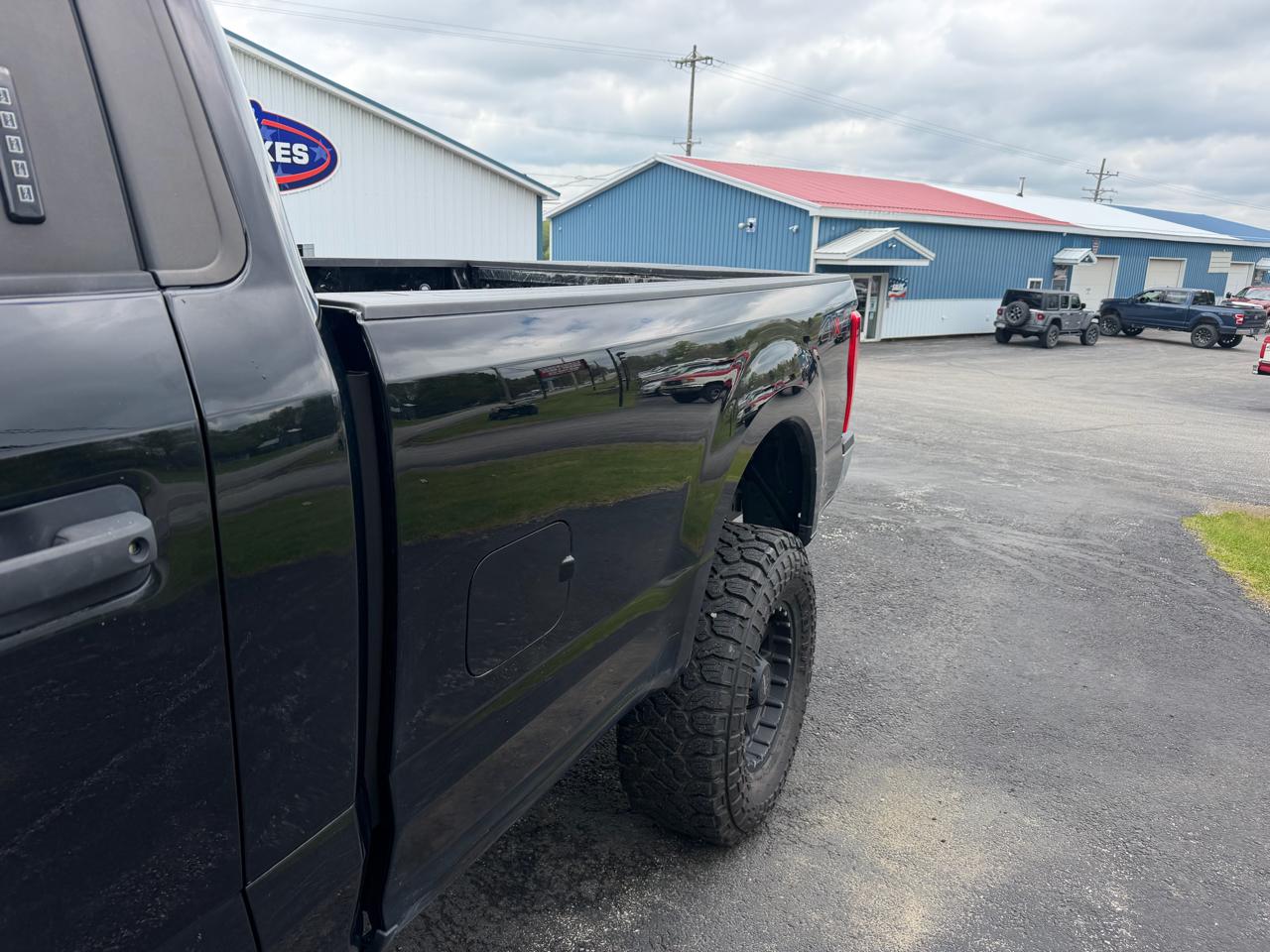 Ford Super Duty F-350 SRW XLT 4WD Reg Cab 8' Box 2017