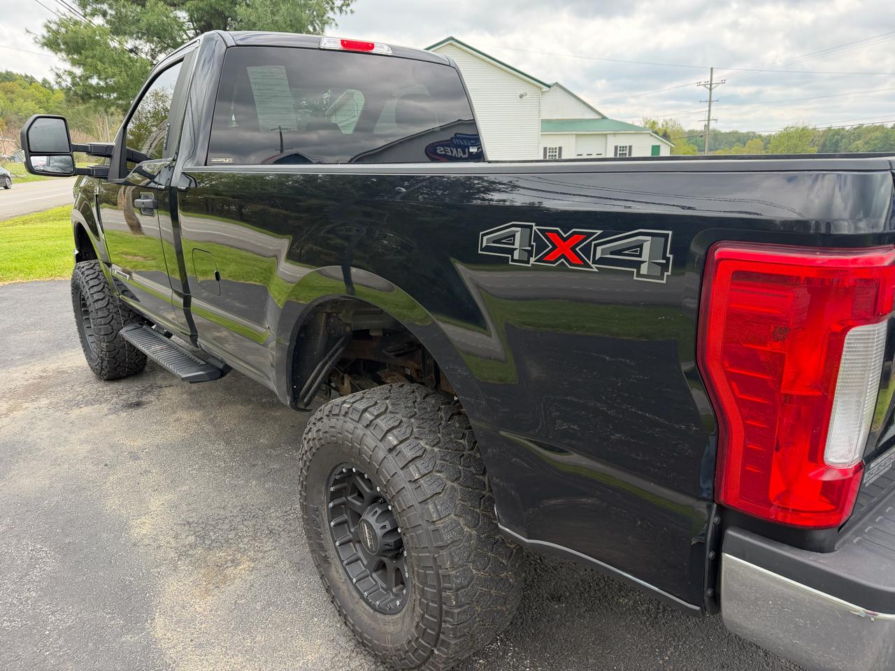 Ford Super Duty F-350 SRW XLT 4WD Reg Cab 8' Box 2017