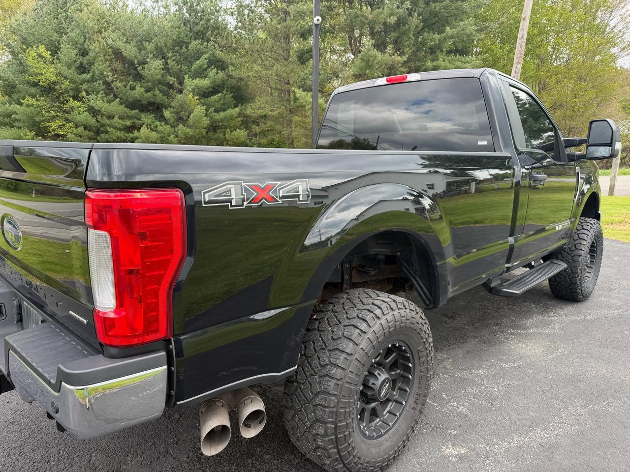 Ford Super Duty F-350 SRW XLT 4WD Reg Cab 8' Box 2017