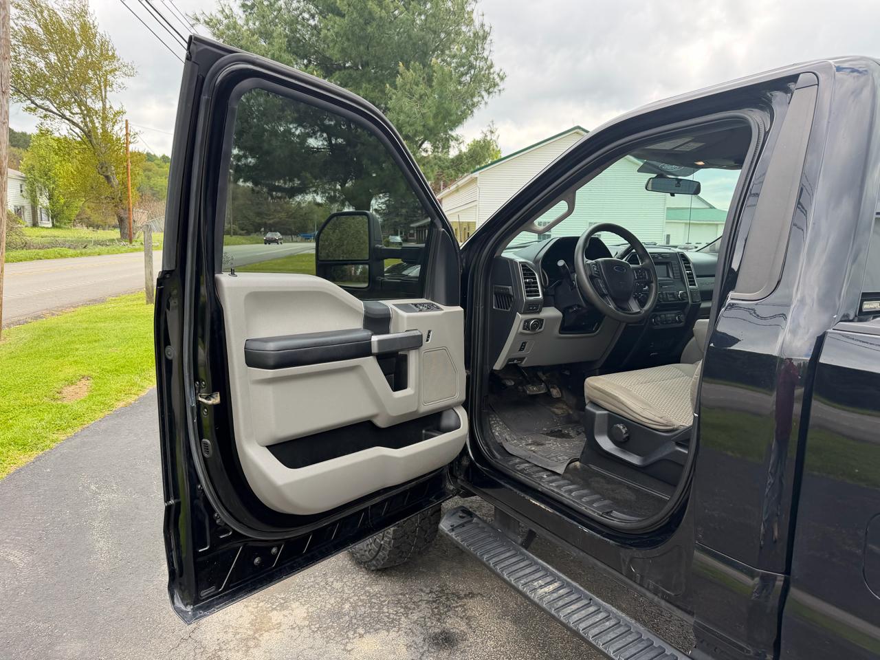 Ford Super Duty F-350 SRW XLT 4WD Reg Cab 8' Box 2017