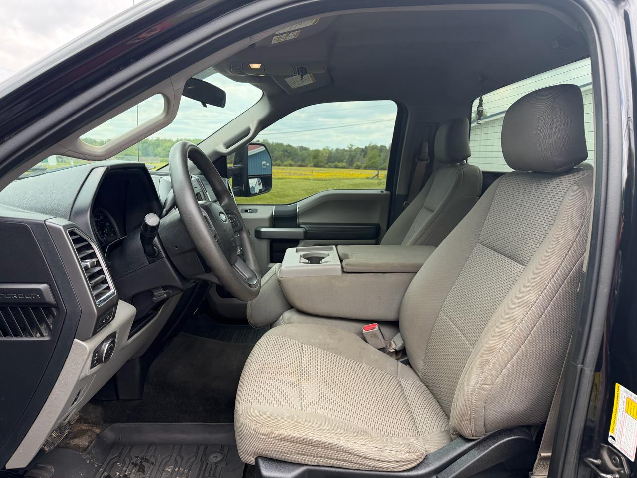 Ford Super Duty F-350 SRW XLT 4WD Reg Cab 8' Box 2017