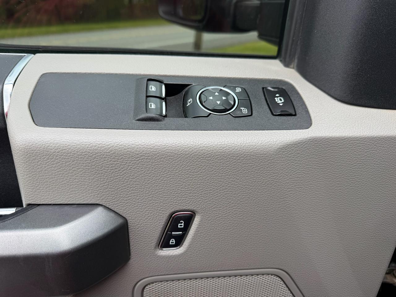 Ford Super Duty F-350 SRW XLT 4WD Reg Cab 8' Box 2017