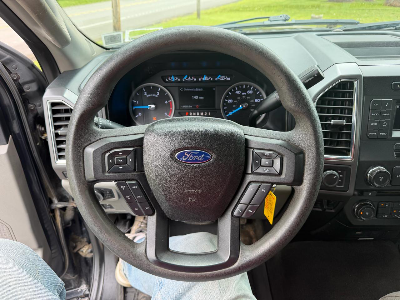 Ford Super Duty F-350 SRW XLT 4WD Reg Cab 8' Box 2017