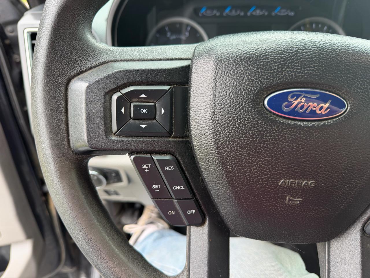 Ford Super Duty F-350 SRW XLT 4WD Reg Cab 8' Box 2017