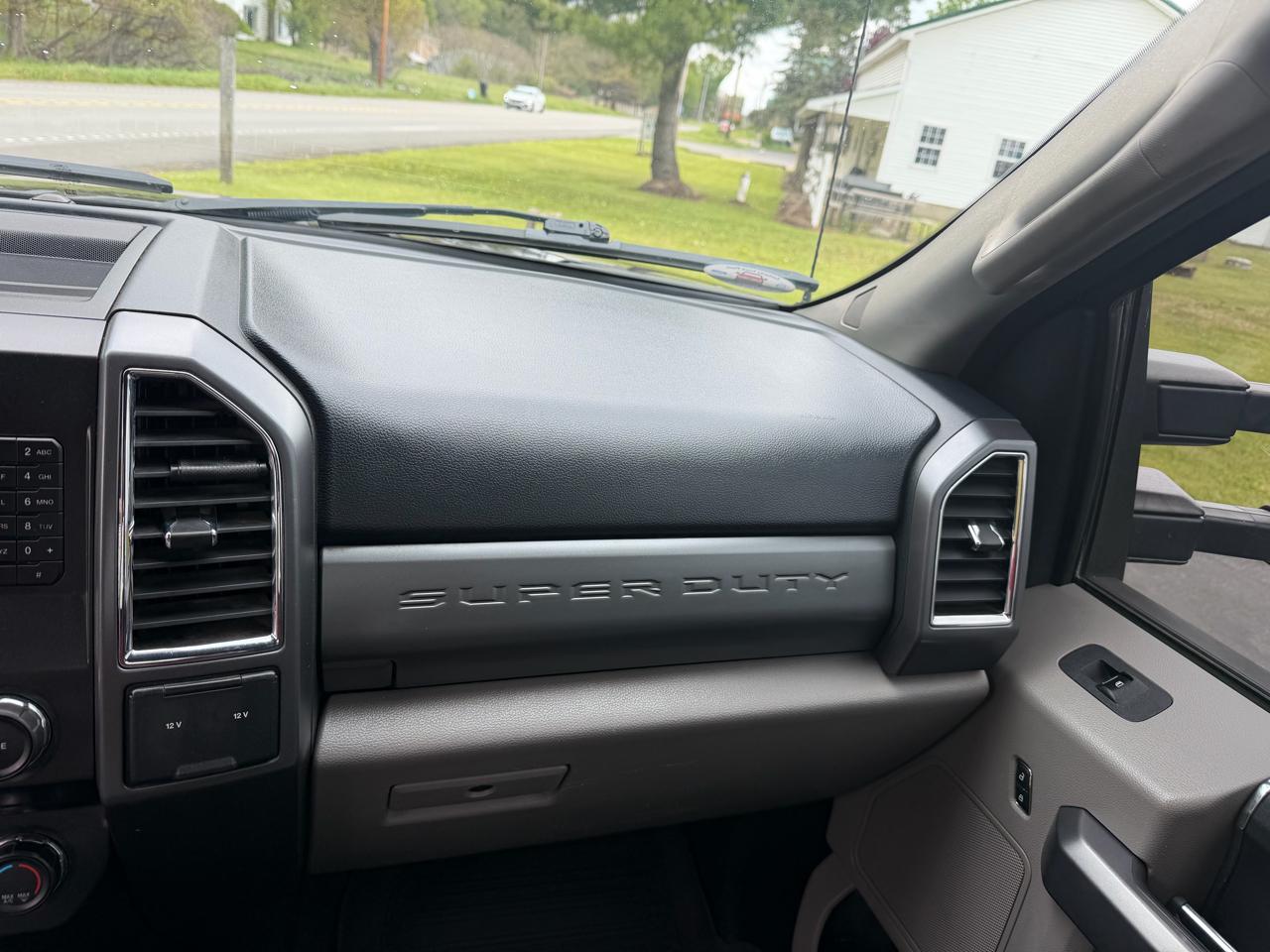 Ford Super Duty F-350 SRW XLT 4WD Reg Cab 8' Box 2017