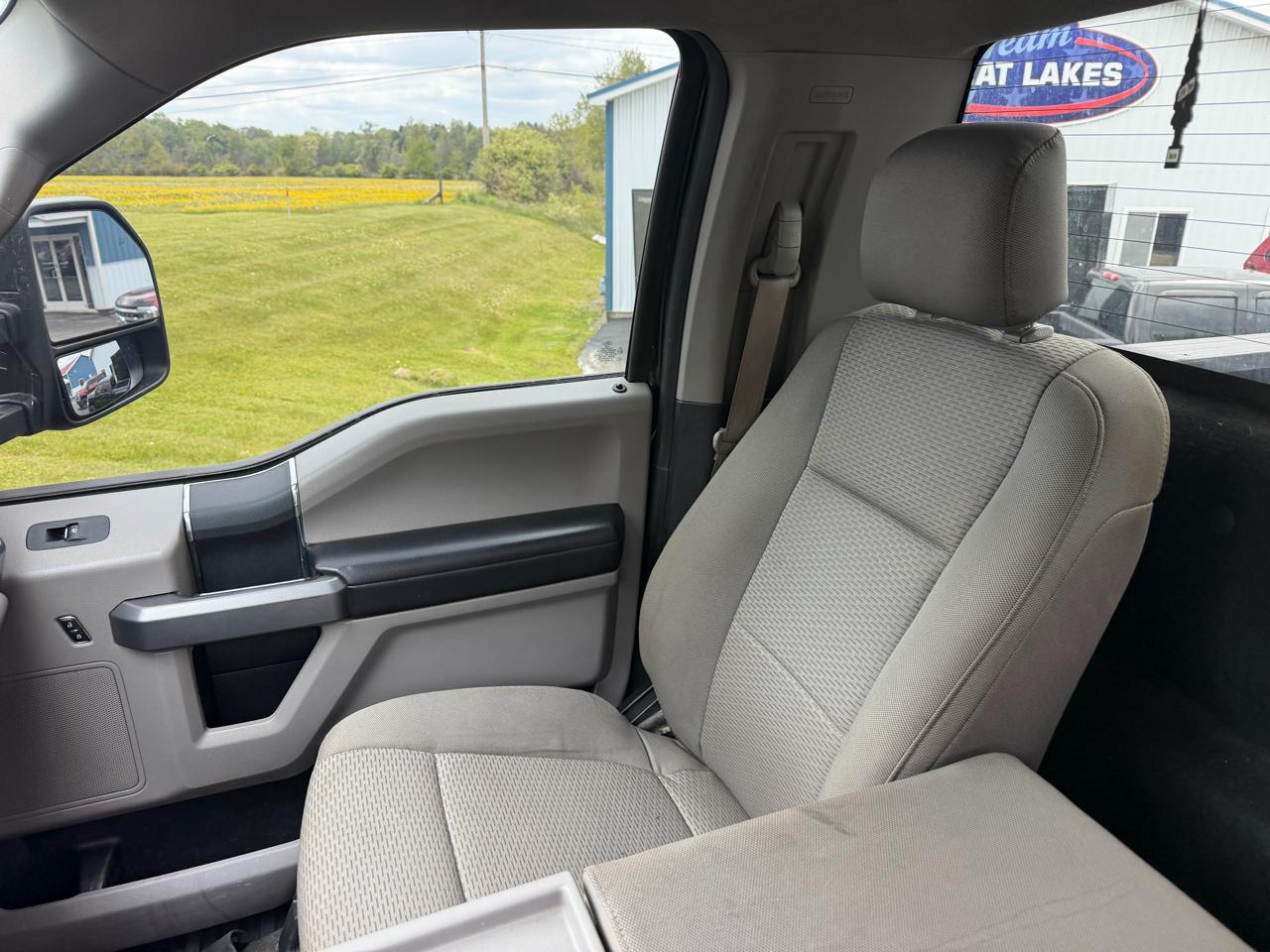 Ford Super Duty F-350 SRW XLT 4WD Reg Cab 8' Box 2017