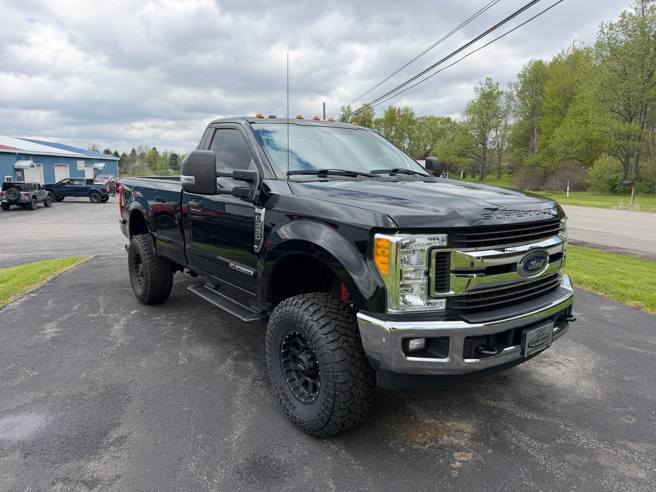 Ford Super Duty F-350 SRW XLT 4WD Reg Cab 8' Box 2017