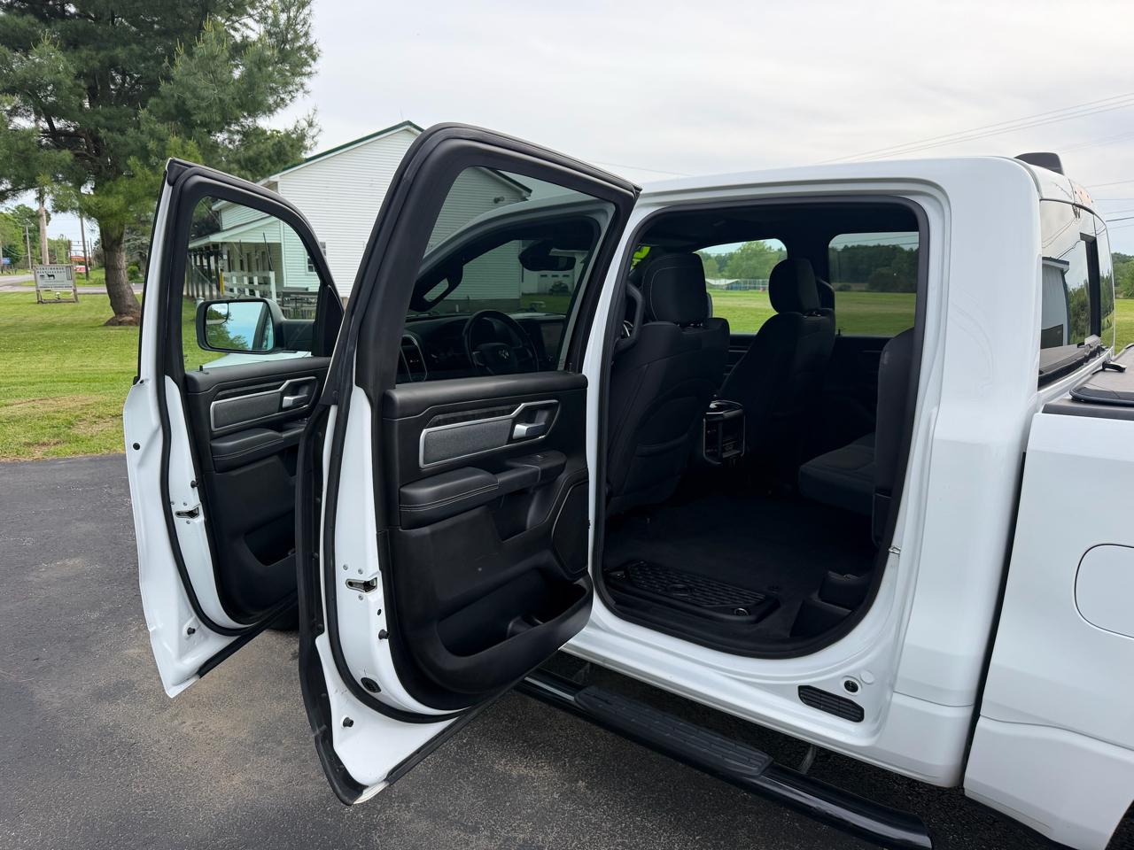 RAM 1500 Big Horn 4x4 Crew Cab 5'7" Box 2022