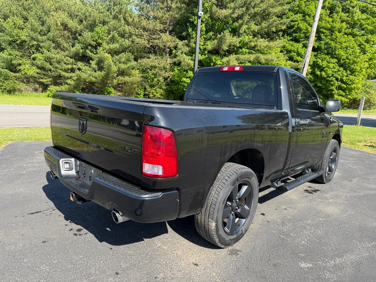 RAM 1500 Express 4x4 Regular Cab 6'4" Box 2017