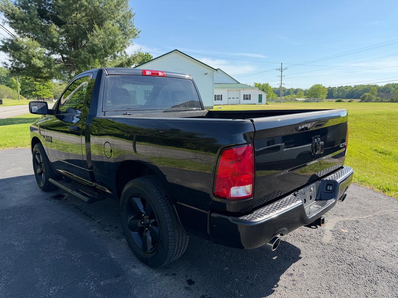 RAM 1500 Express 4x4 Regular Cab 6'4" Box 2017