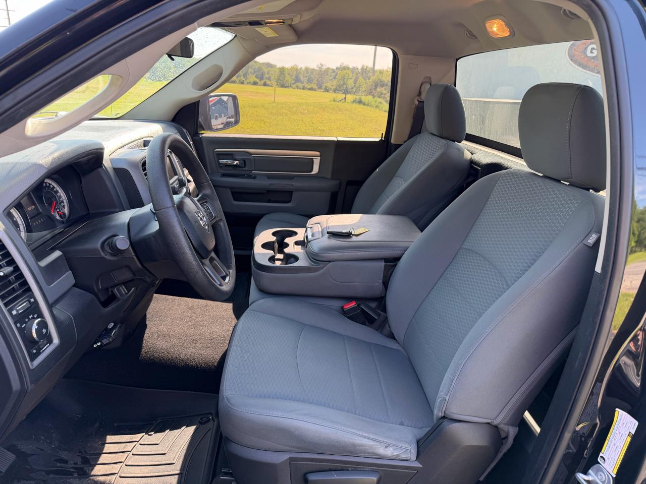 RAM 1500 Express 4x4 Regular Cab 6'4" Box 2017