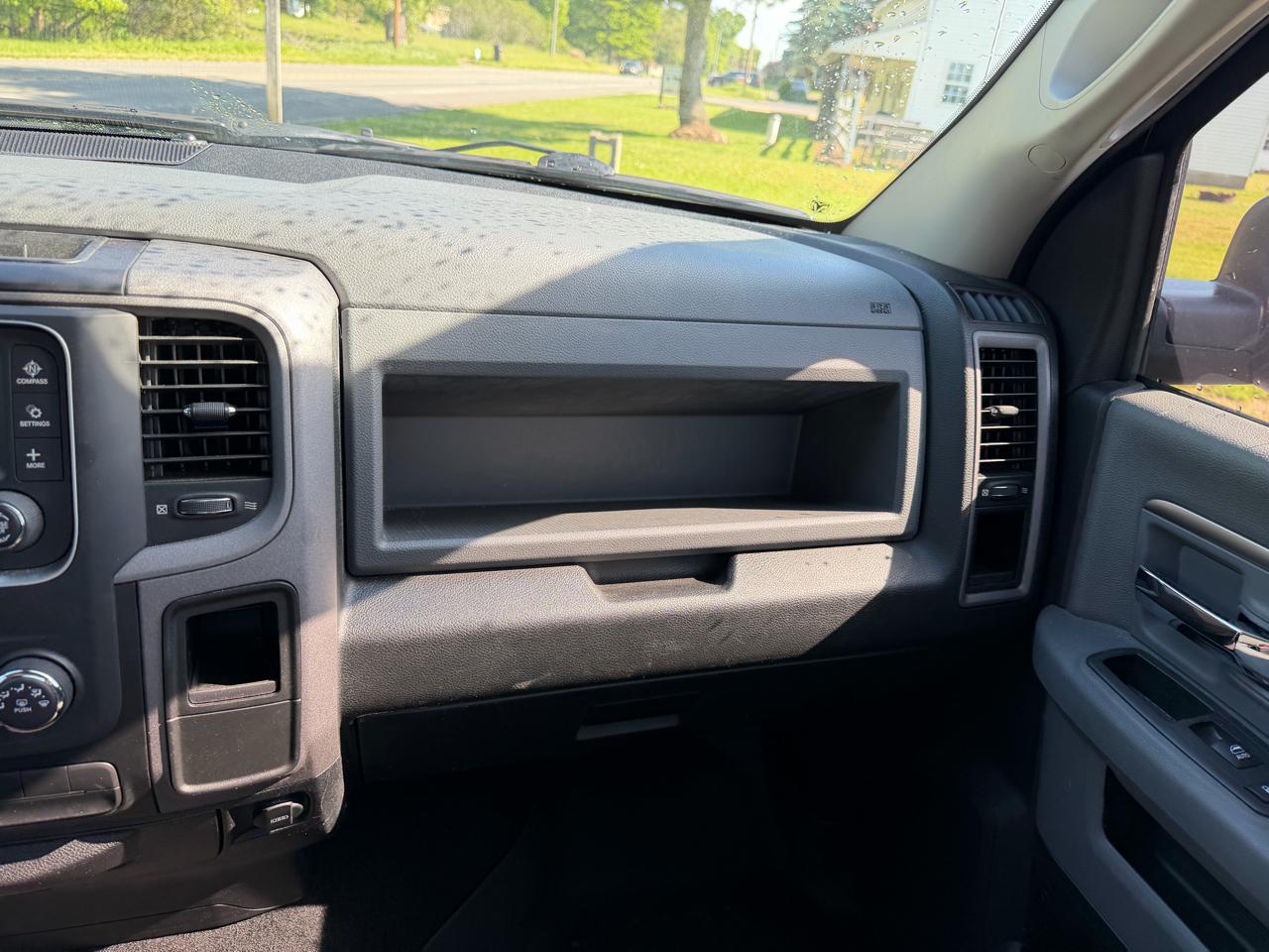 RAM 1500 Express 4x4 Regular Cab 6'4" Box 2017