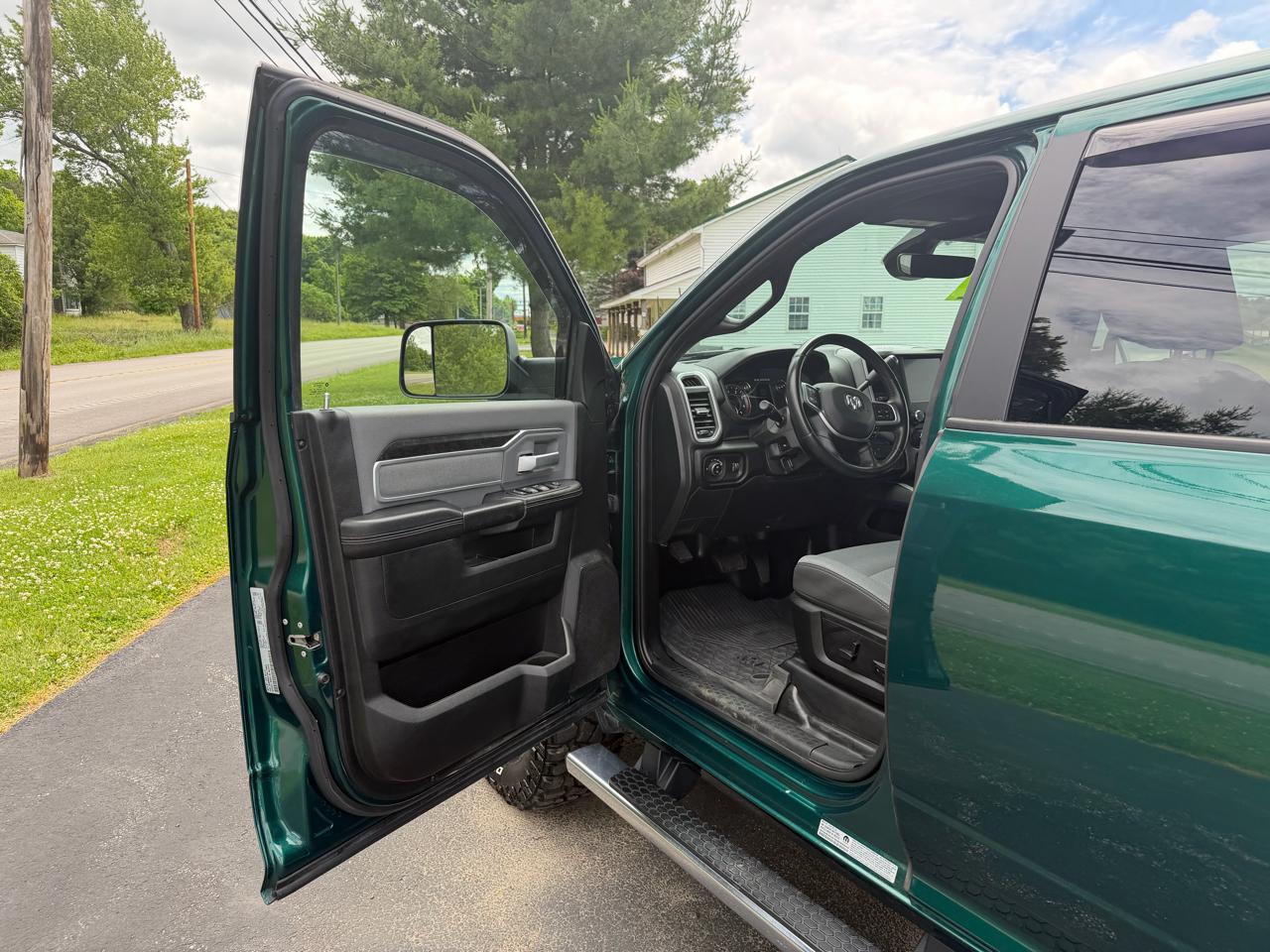 RAM 3500 Big Horn 4x4 Crew Cab 8' Box 2022
