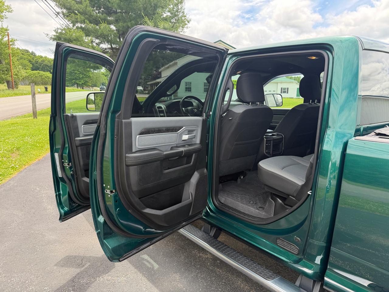 RAM 3500 Big Horn 4x4 Crew Cab 8' Box 2022