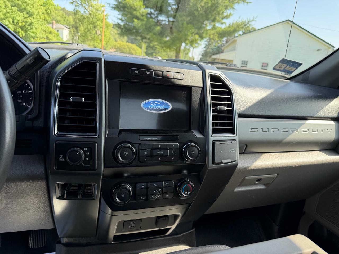 Ford Super Duty F-350 SRW XLT 4WD Reg Cab 8' Box 2022