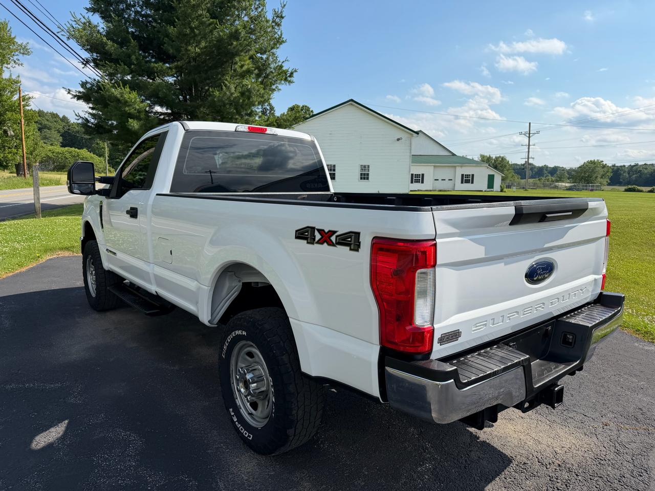 Ford Super Duty F-350 SRW XLT 4WD Reg Cab 8' Box 2017