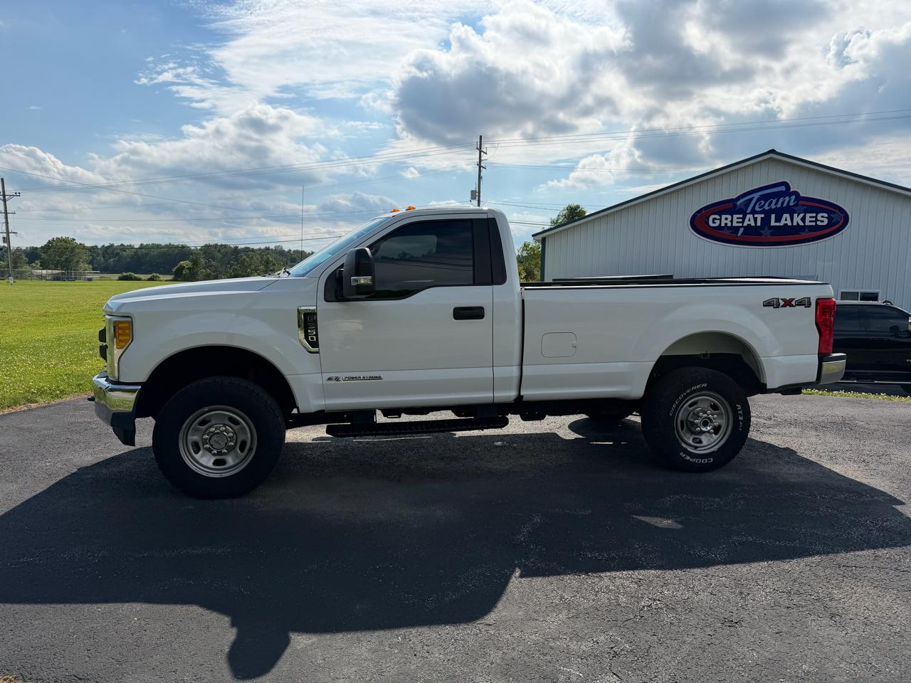 Ford Super Duty F-350 SRW XLT 4WD Reg Cab 8' Box 2017