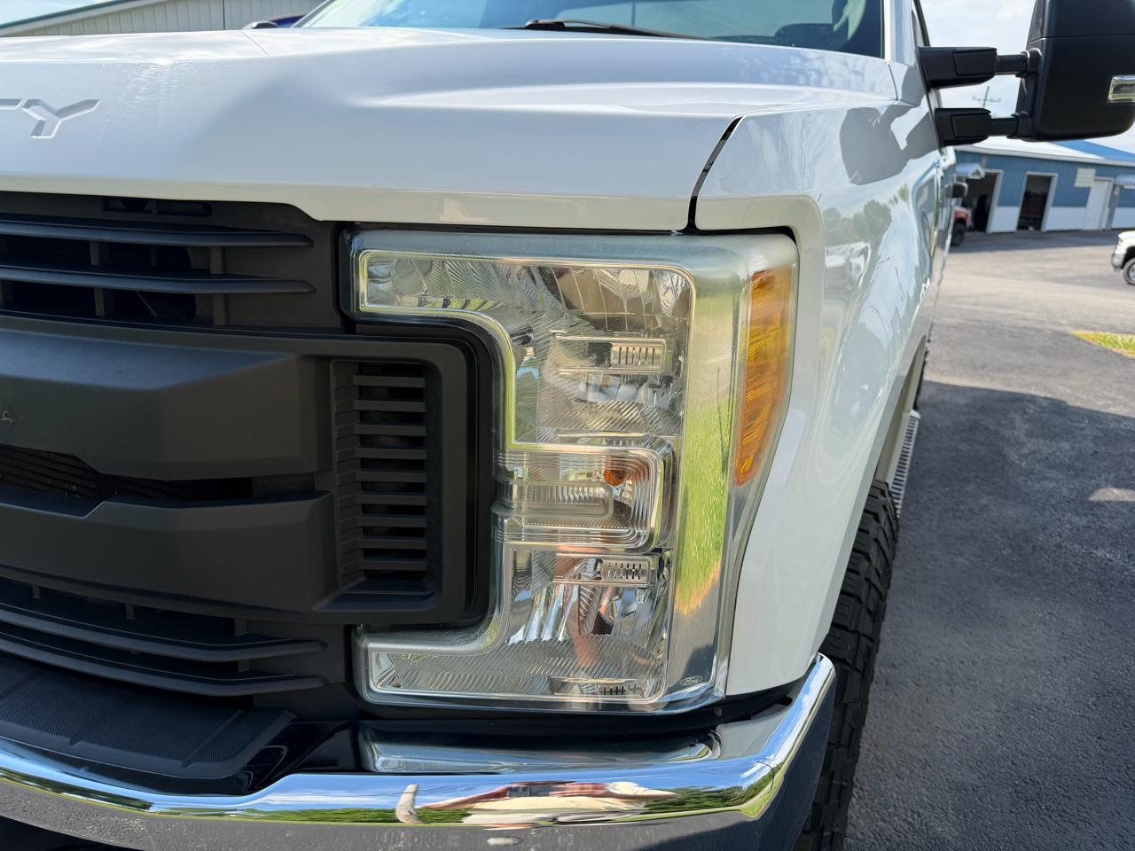 Ford Super Duty F-350 SRW XLT 4WD Reg Cab 8' Box 2017