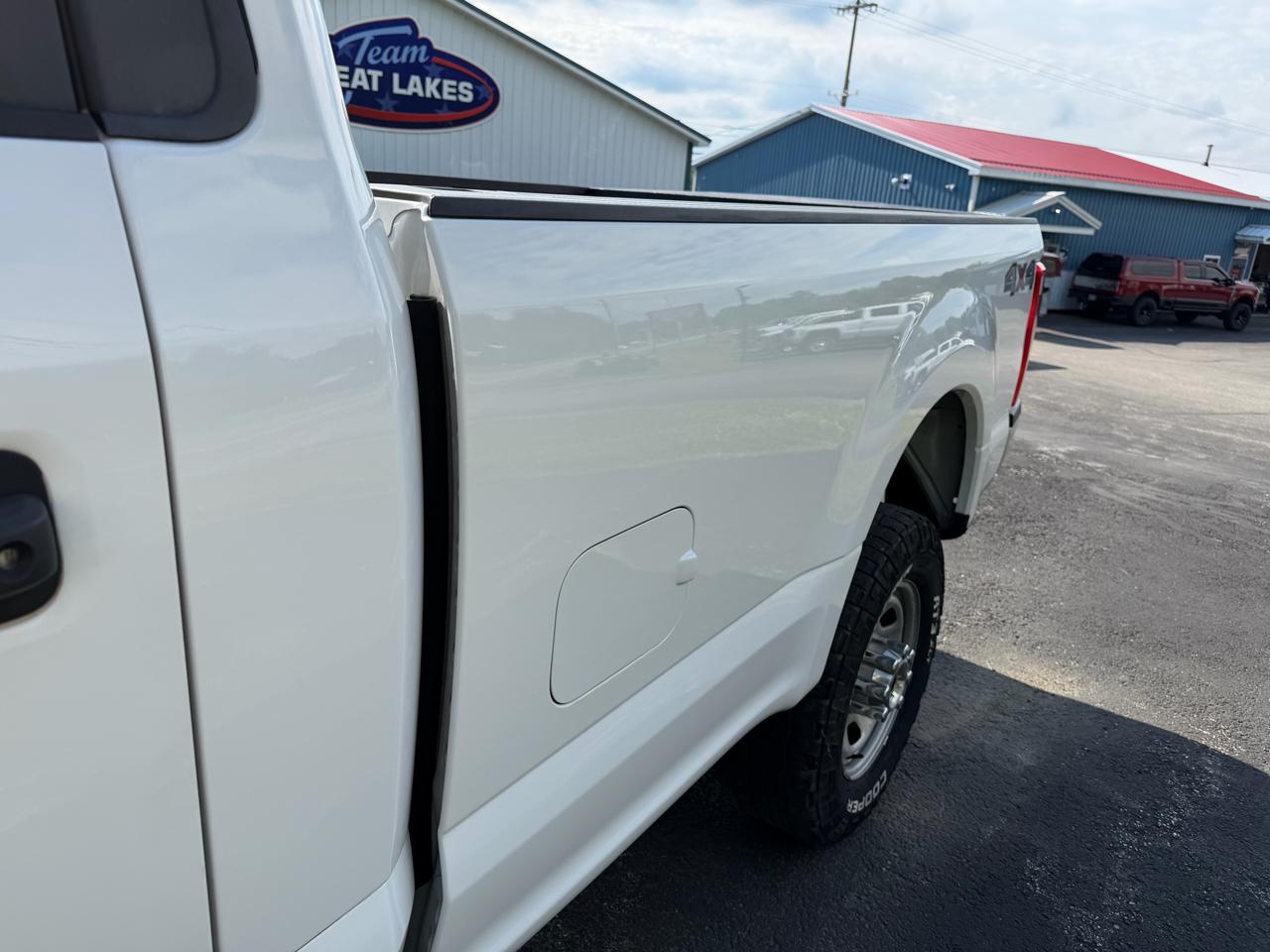 Ford Super Duty F-350 SRW XLT 4WD Reg Cab 8' Box 2017