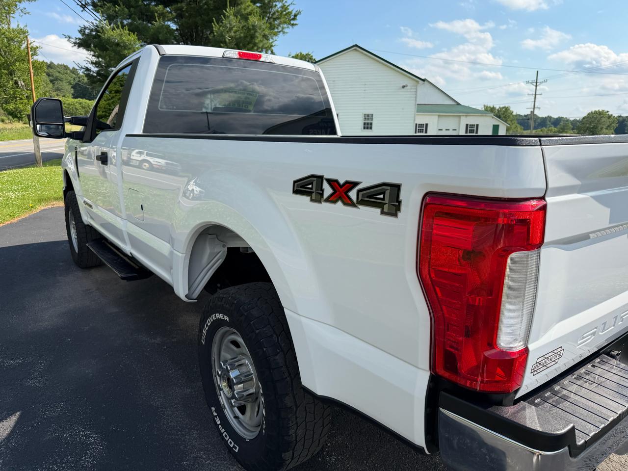 Ford Super Duty F-350 SRW XLT 4WD Reg Cab 8' Box 2017