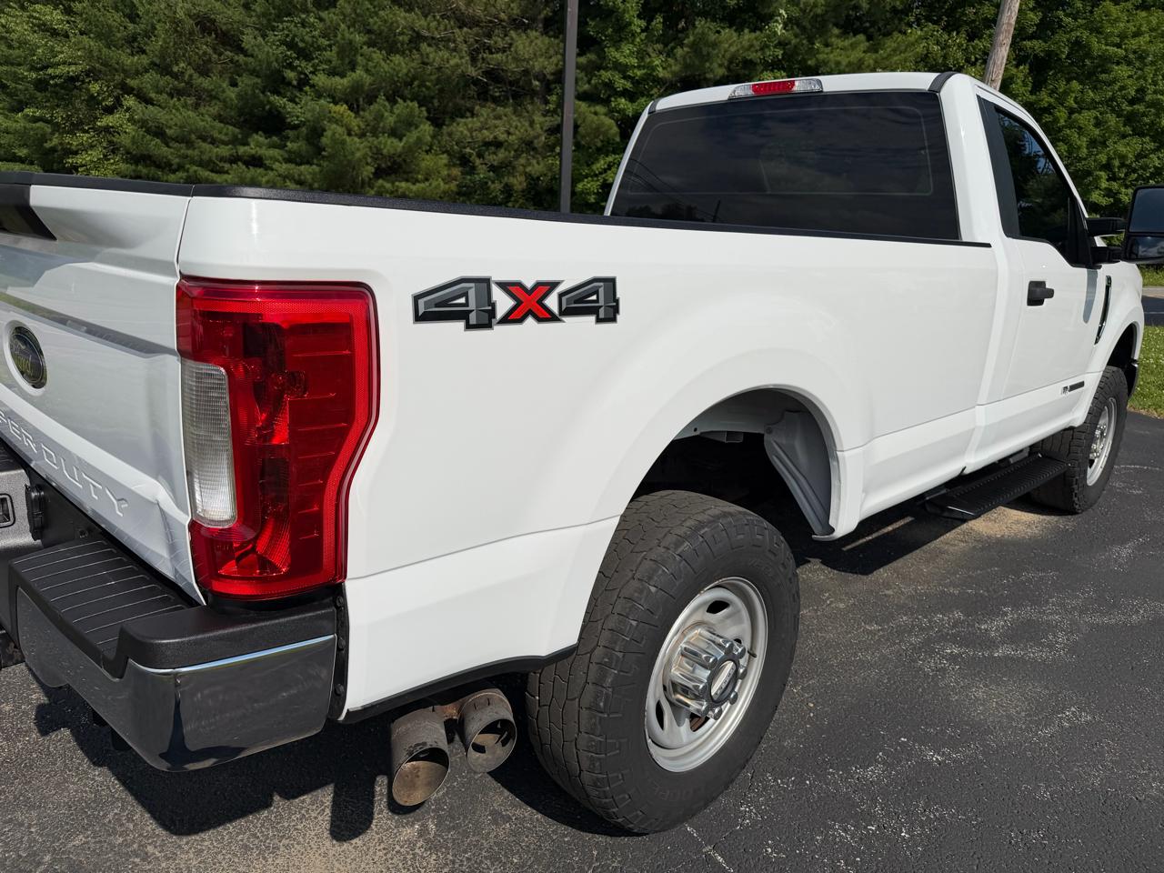 Ford Super Duty F-350 SRW XLT 4WD Reg Cab 8' Box 2017