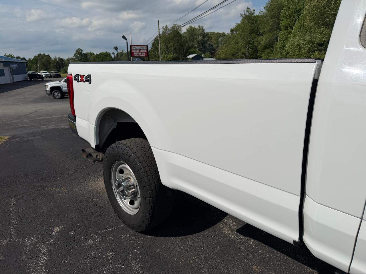 Ford Super Duty F-350 SRW XLT 4WD Reg Cab 8' Box 2017
