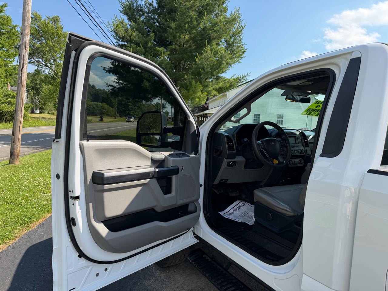 Ford Super Duty F-350 SRW XLT 4WD Reg Cab 8' Box 2017