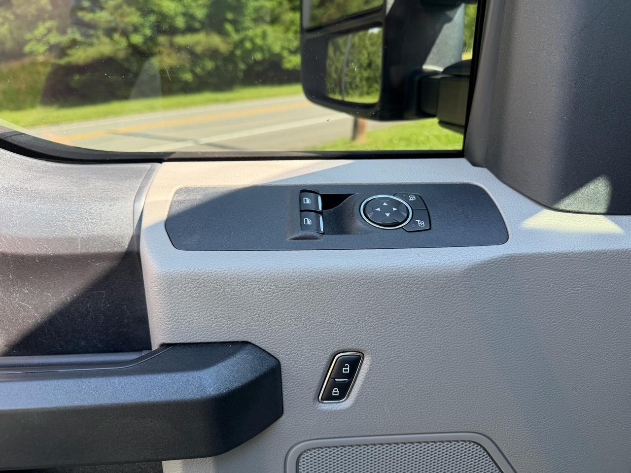 Ford Super Duty F-350 SRW XLT 4WD Reg Cab 8' Box 2017
