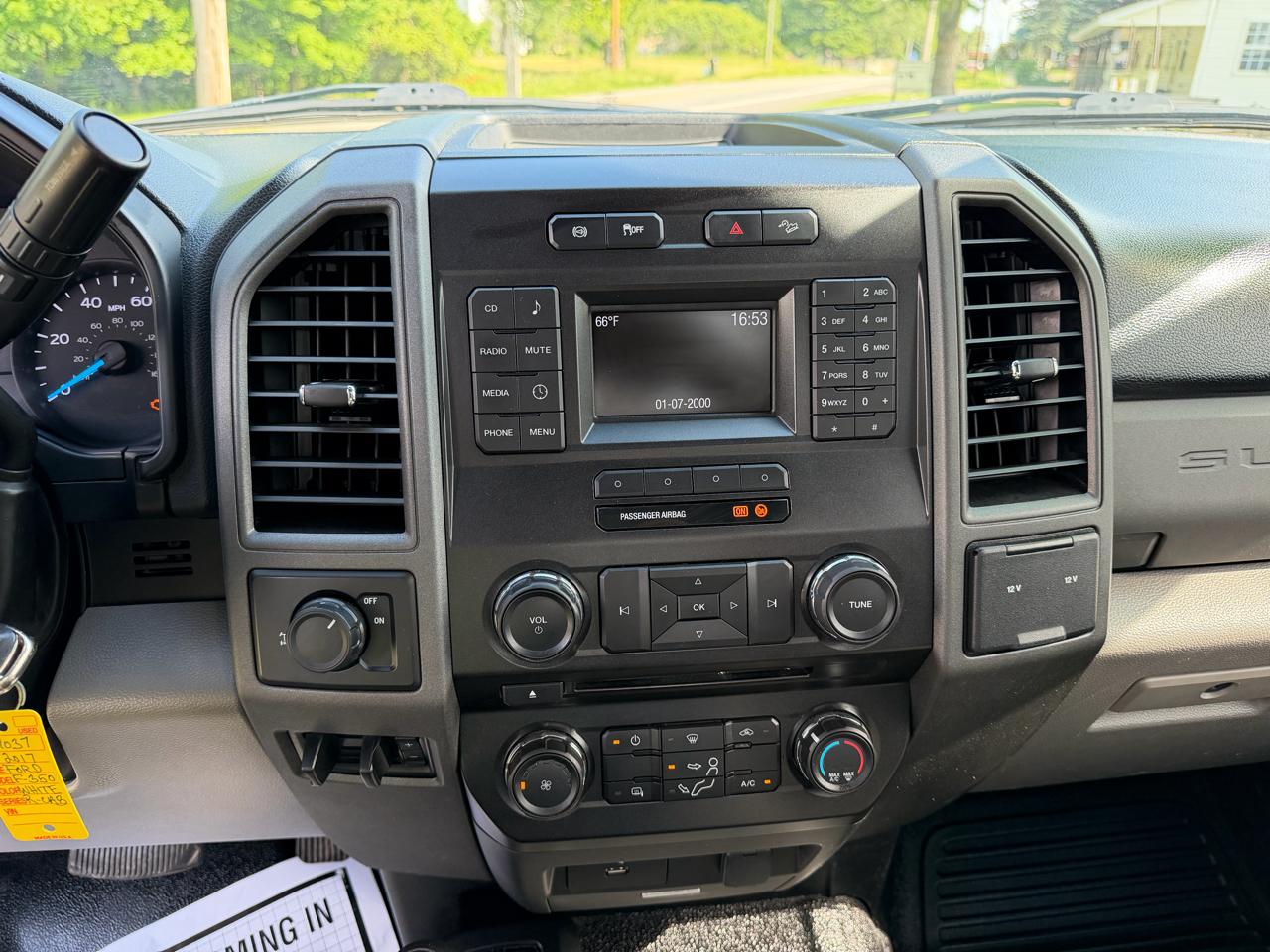 Ford Super Duty F-350 SRW XLT 4WD Reg Cab 8' Box 2017