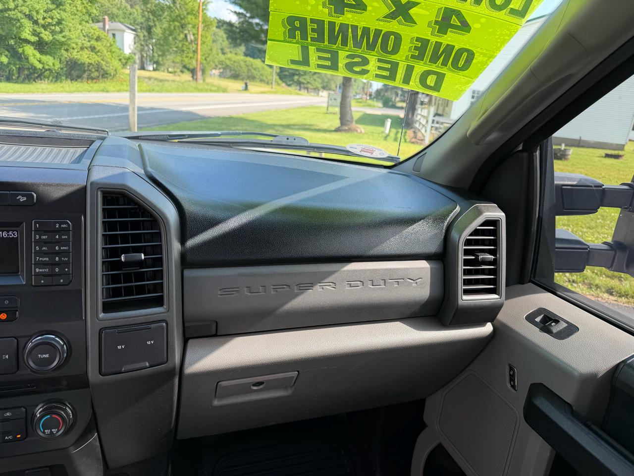 Ford Super Duty F-350 SRW XLT 4WD Reg Cab 8' Box 2017