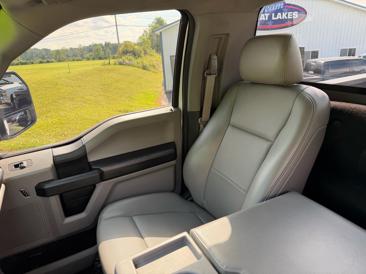 Ford Super Duty F-350 SRW XLT 4WD Reg Cab 8' Box 2017