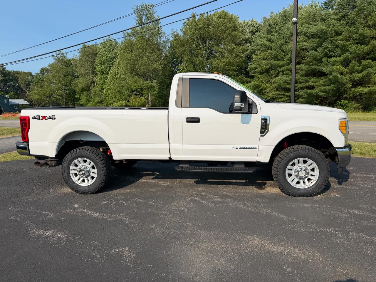 Ford Super Duty F-350 SRW XLT 4WD Reg Cab 8' Box 2017