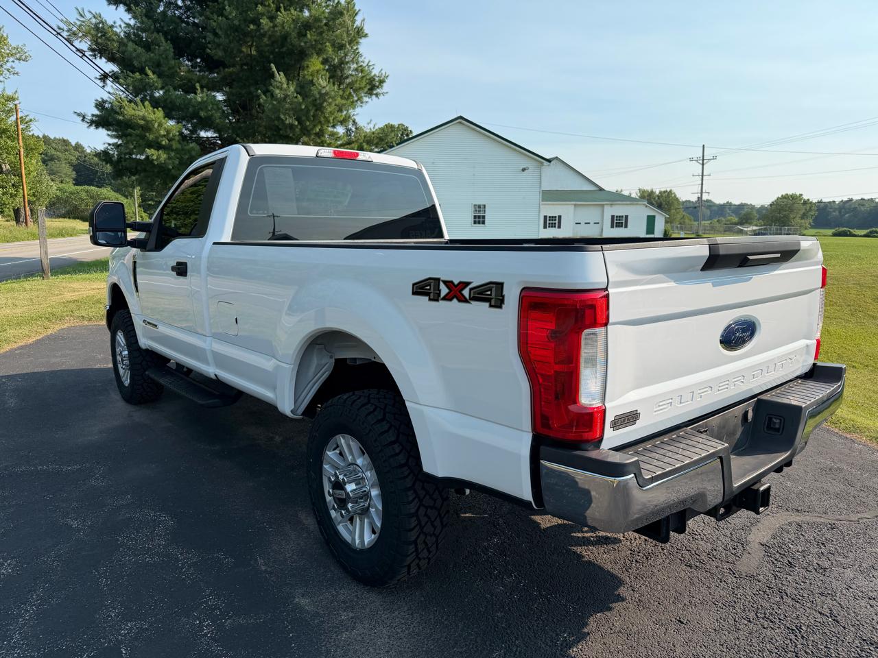 Ford Super Duty F-350 SRW XLT 4WD Reg Cab 8' Box 2017