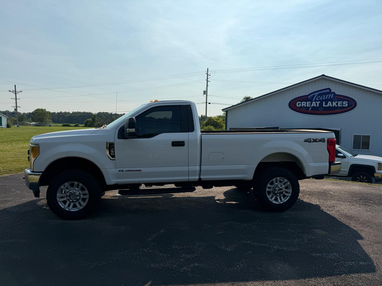Ford Super Duty F-350 SRW XLT 4WD Reg Cab 8' Box 2017