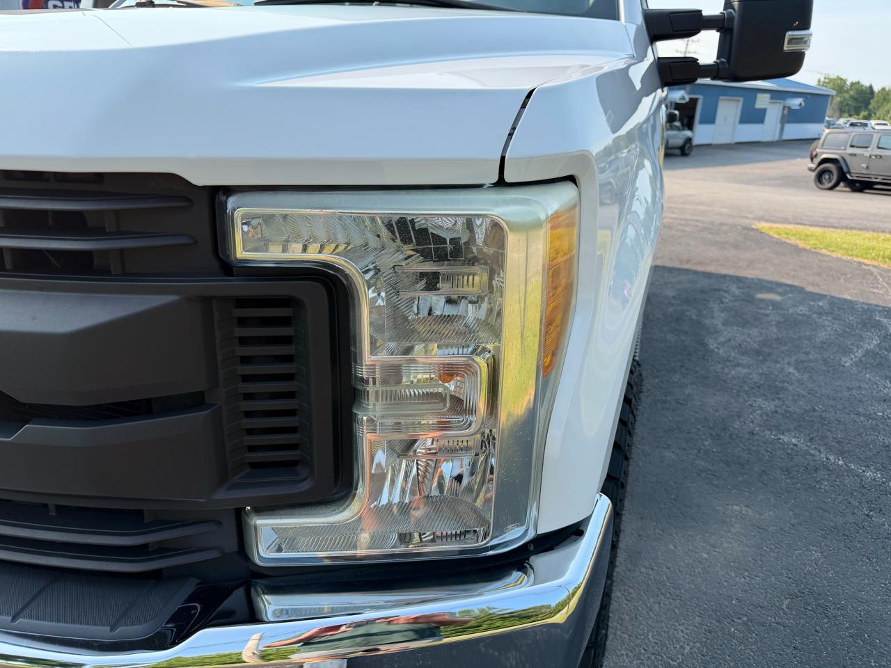 Ford Super Duty F-350 SRW XLT 4WD Reg Cab 8' Box 2017