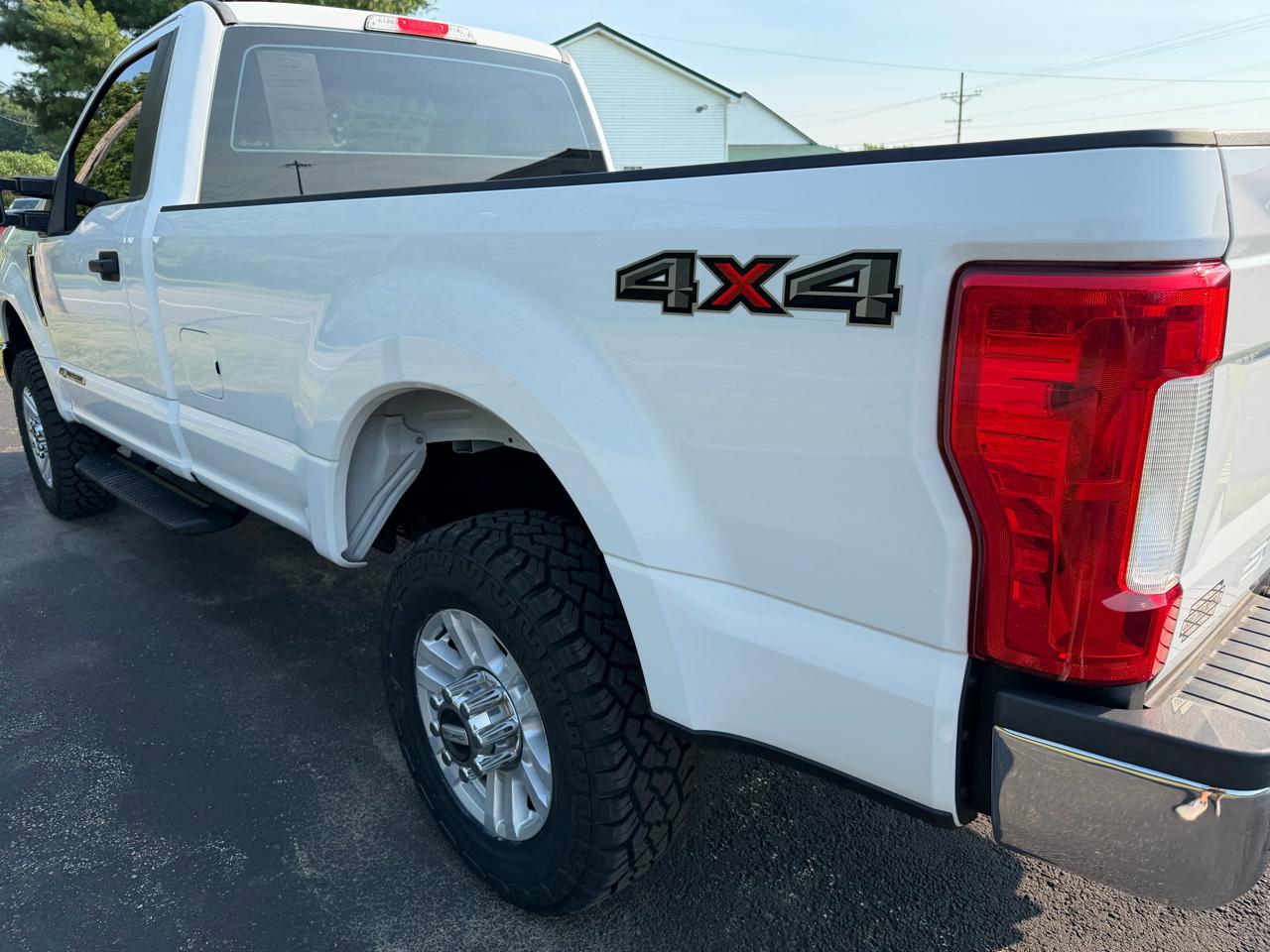 Ford Super Duty F-350 SRW XLT 4WD Reg Cab 8' Box 2017