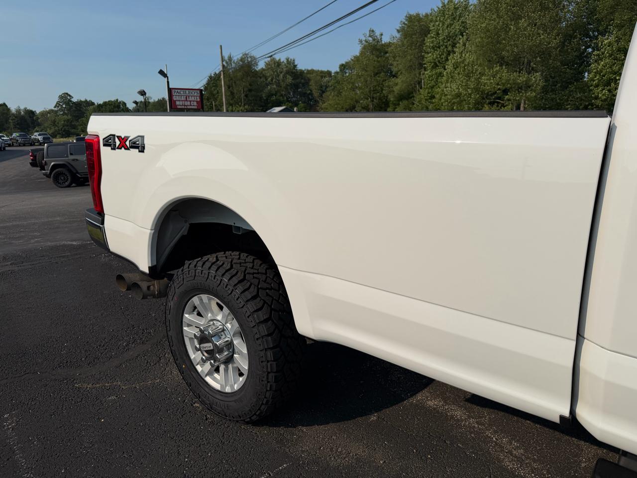 Ford Super Duty F-350 SRW XLT 4WD Reg Cab 8' Box 2017